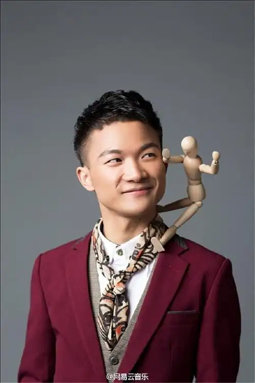 由@高晓松作曲并制作,尹约作词,@卡布叻_周深演唱的《玫瑰与小鹿》,是