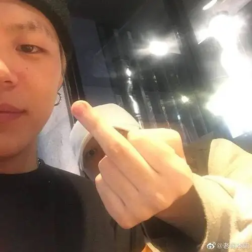 姐妹s有没有泡人竖中指的图想拿来做头像08