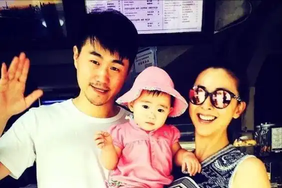 回顾"傻姑"黄小蕾:5岁单亲18岁入北影,和老公相识38天定终身