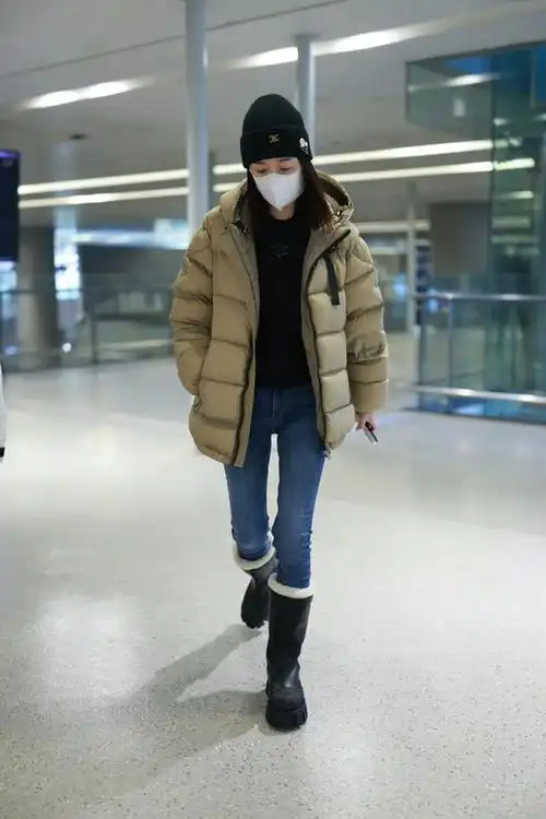 李小冉现身机场,短款羽绒服搭配紧身牛仔裤,保暖又时尚!