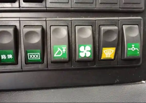 请问宇通客车,左二按钮是什么意思?