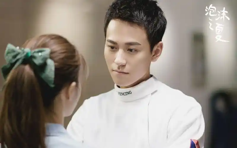 秦俊杰《泡沫之夏》帅气剧照桌面壁纸