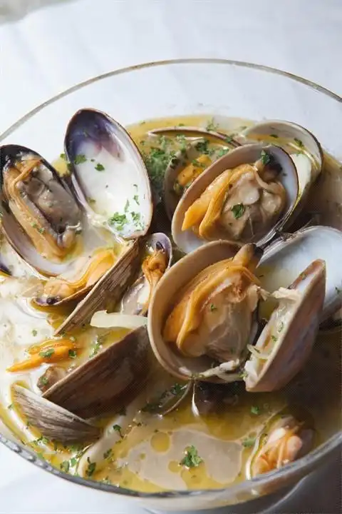 usa clams with white wine souce