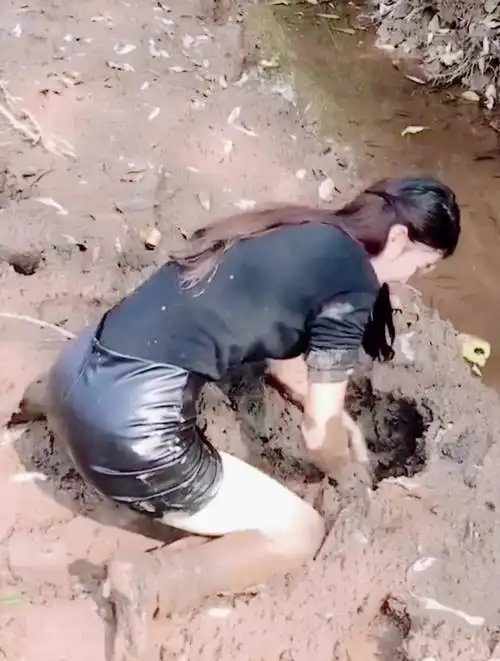 美女穿这样一身衣服,下泥潭抓黄鳝,真的毫无违和感