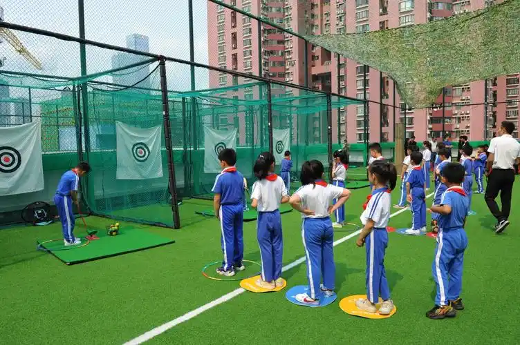 同样拥有一块建在楼顶的高尔夫练习场景莲小学也是低年级同学练习握杆