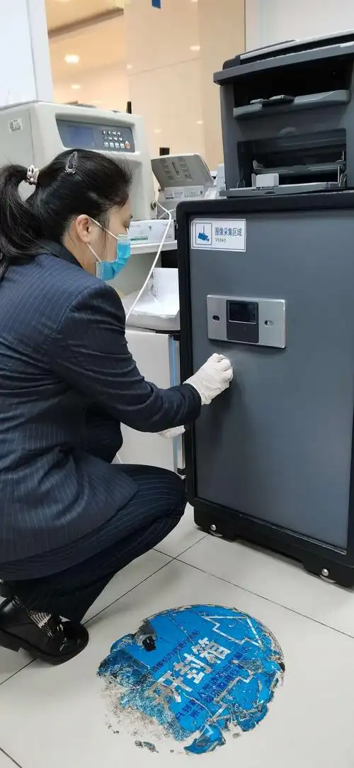 5避开嫌疑人视线,将现金入保险柜上锁乱码.