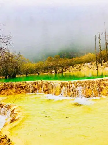 黄龙沟色彩丰艳,享有"人间瑶池"