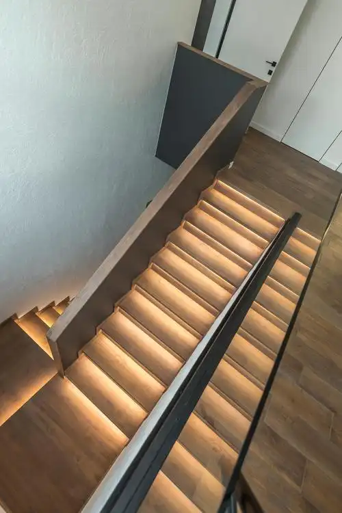 该房屋楼梯下的led灯带为室内增添了温暖的光芒