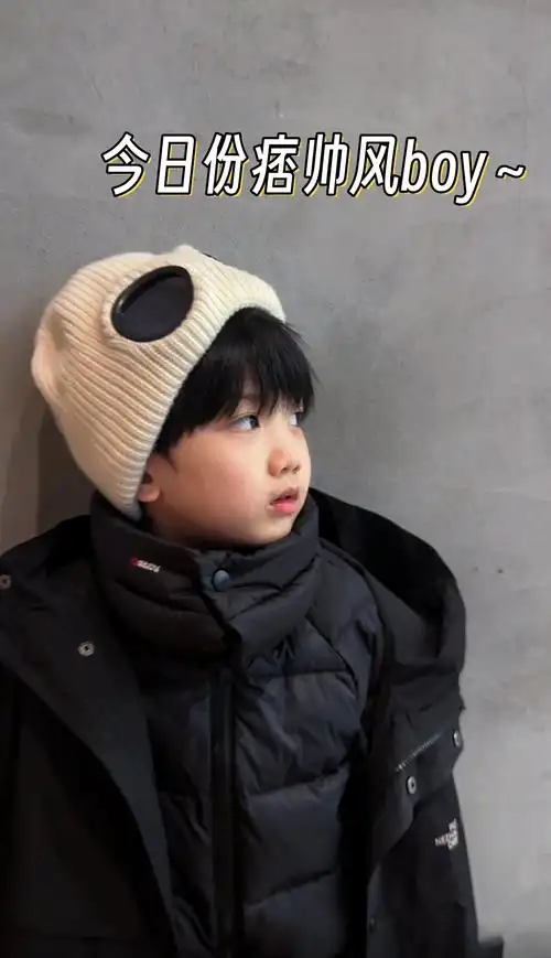 今日份痞帅风boy～  哇咔咔,今天我家小宝贝穿上了一身痞帅风的衣服