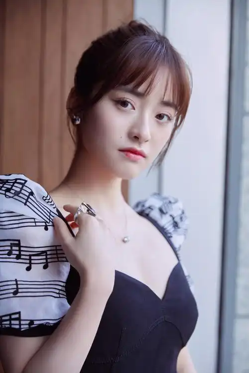 沈月出落得越发美了,穿音符泡泡袖连衣裙,配齐刘海尽显优雅复古