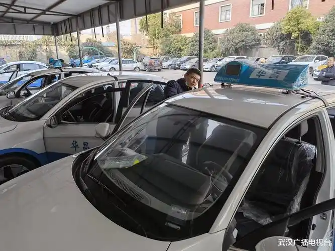 华昌出租车公司第六分公司外勤经理黄杰表示:"这次更新车辆,出租车