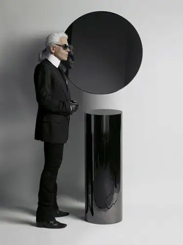 chanel的首席设计师老佛爷karl lagerfeld chanel秀上公开支持同性