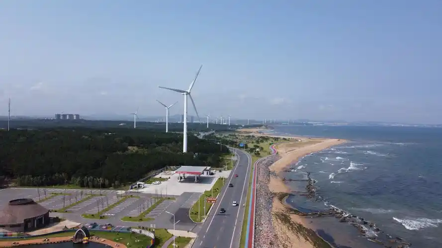 海边公路的风车威海的滨海大道