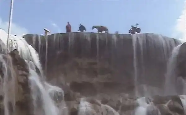 《西游记》里师徒四人走过的瀑布到底是贵州的陡坡塘还是九寨的珍珠滩