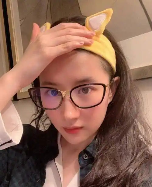 刘亦菲自信晒素颜照翻车像大妈?