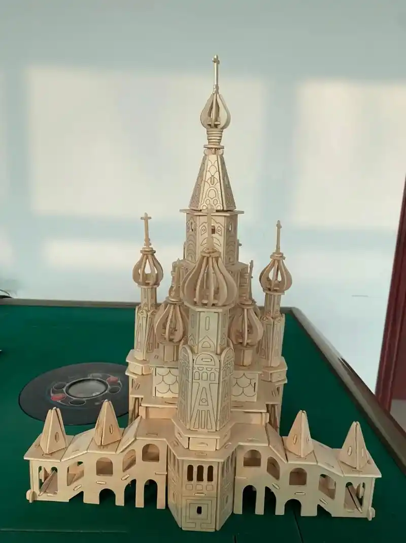 模型制作 #俄罗斯城堡 《历经两天时间终于完成》手也磨泡了 - 抖音