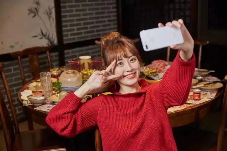 也能吃得很精致而重庆姑娘吃火锅热辣的火锅是人们对重庆的第一印象