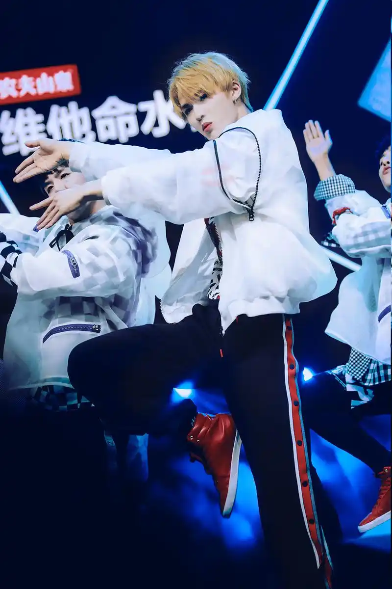 皮皮仙朱正廷sheep舞台大炫技,斜坡前空翻hold住全场