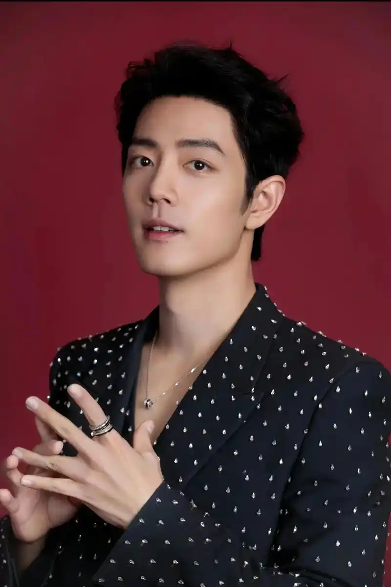 肖战造型视觉盛宴.璀璨星光,共赴微博之夜#微博之夜盛典 #微 - 抖音