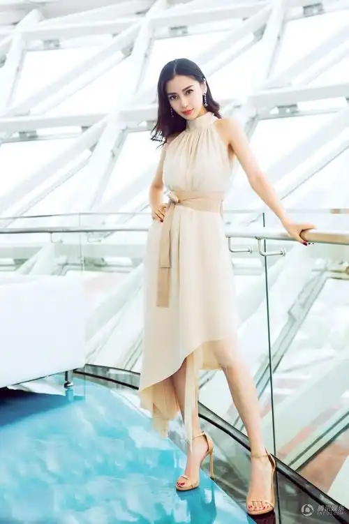 腾讯娱乐讯 9月29日,angelababy身着露肩裸色系长裙搭配裸色细带高跟