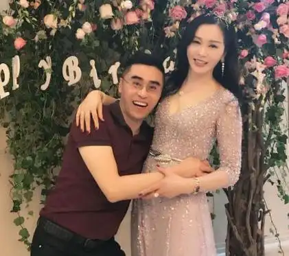 现在,虽然父亲支持陈冰在娱乐圈发展,可时刻盯着她,要是发展不好就