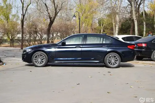 【宝马5系2019款525li m运动套装正侧车头向左水平汽车图片-汽车图片