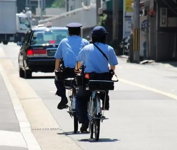 日本警察执勤一般都会骑着自行车,这样更加的零活,还不会占用车道.