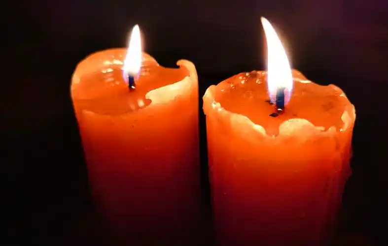 停电了在家里某个角落里找了两支蜡烛点着它瞬间感觉世界亮了就这样微