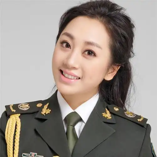 月亮举起银色的酒杯把温馨的亲情送给你女:长城举起团结的酒杯把民族