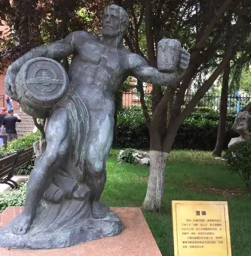 看这酒神健硕的身材!