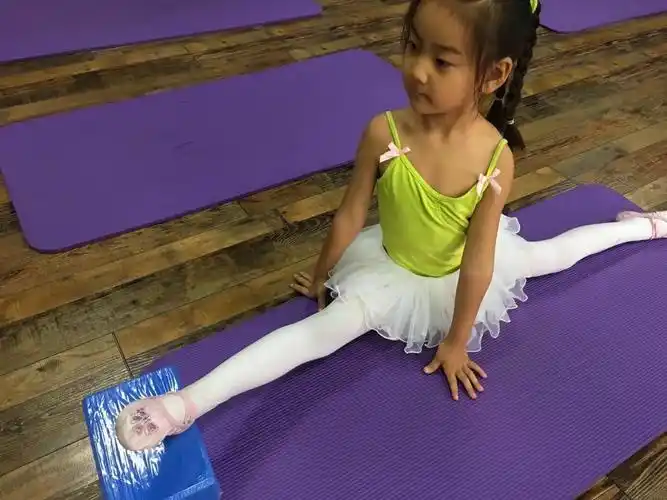 舞蹈训练中压腿使内侧肌肉韧带,做到稳定性协调性和灵活性