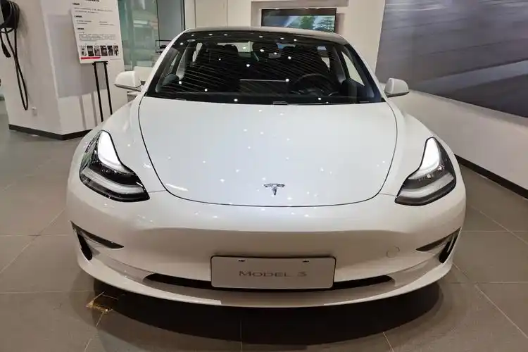 白色特斯拉model3实拍,被造型吸引,开起来被自动驾驶吸引_太平洋号