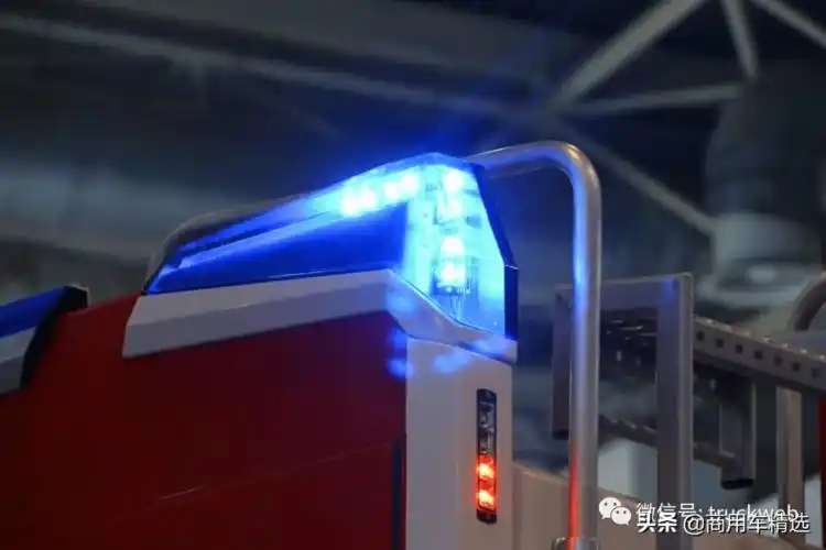 实在太喜欢这个蓝色led警灯了车身下沿有可翻转的踏板,方便消防员站