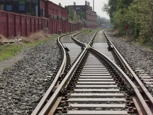 铁轨长长,分不清哪个是头,哪头是尾,只有越走越长,越走越远.