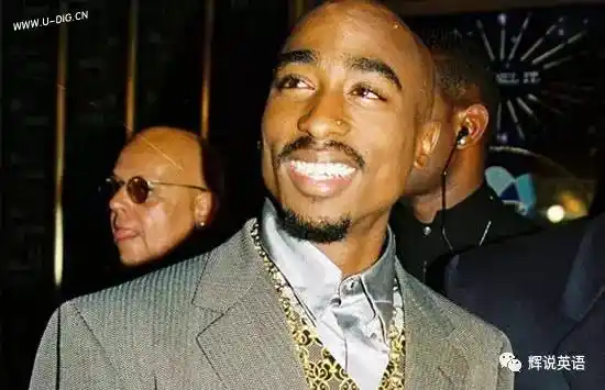 对于tupac这位才华横溢的说唱歌手,不仅演艺界,整个社会都给予他很高
