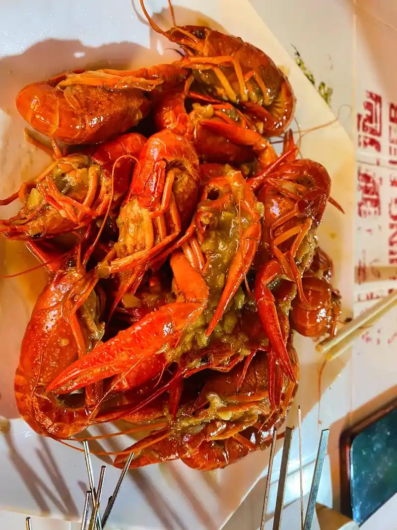 啤酒小烧烤活到99哈哈.晚上跟朋友出去吃烧烤,听着别人的故事 - 抖音