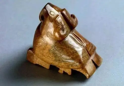 图16上图几件妇好墓出土商代玉器就是这种压地凸起的眼睛五是与穿孔相