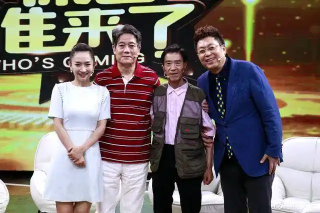 孙掌柜与贾队长最新现身,颜冠英变富态,精神了,咋看咋不像贾贵_鲍大志