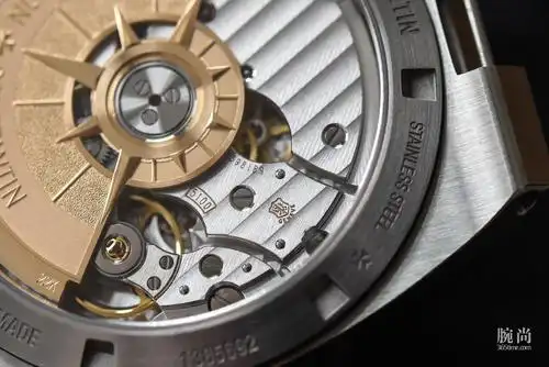 表盘下方运作着的是专为该系列打造的一枚自产自动上链机芯——cal.