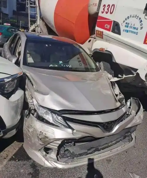 广州一路段一辆混凝土搅拌车碰撞多辆车致多车不同程度受损