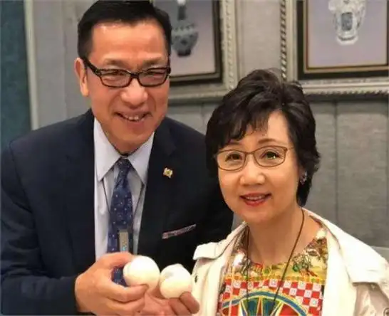 63岁张德兰近照好年轻,曾上春晚走红全国,巅峰期毅然转行中医