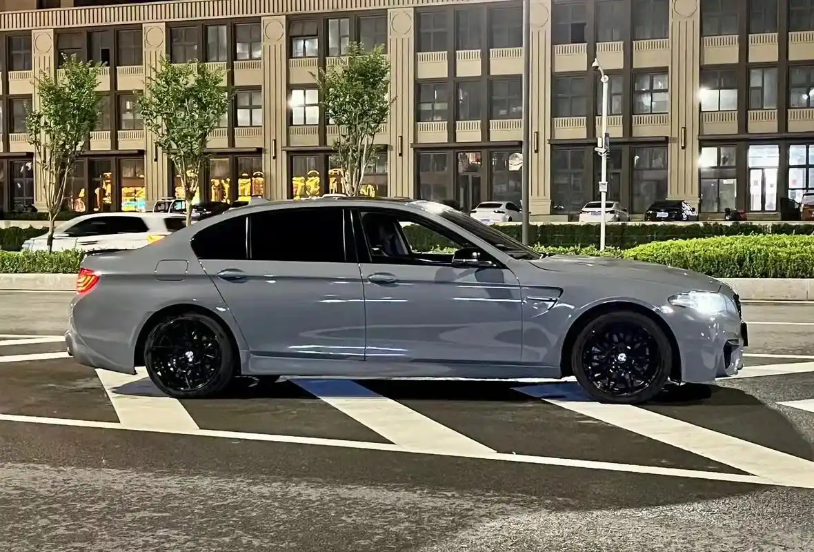 最新拿下14年新款宝马520li 白车粽内 水泥灰改色膜 - 抖音