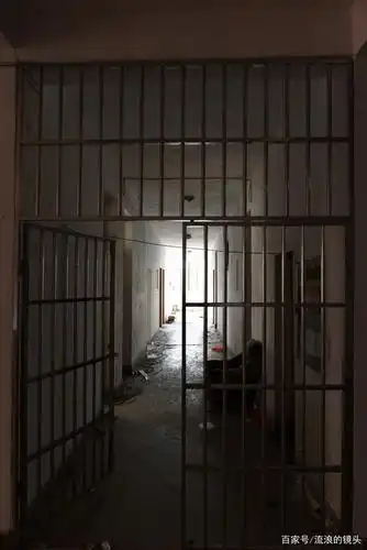 合肥监狱人去楼空,荒草丛生,监舍凌乱不堪