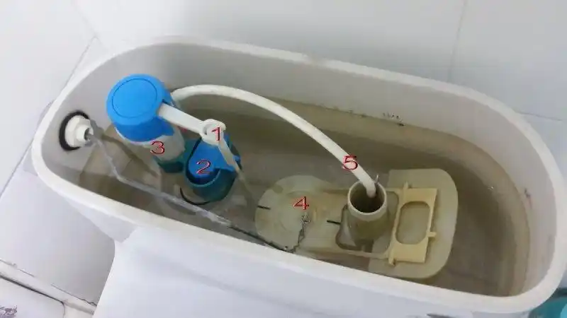 马桶一直漏水,师傅按了按浮球,立马不注水了!原来维修这么简单