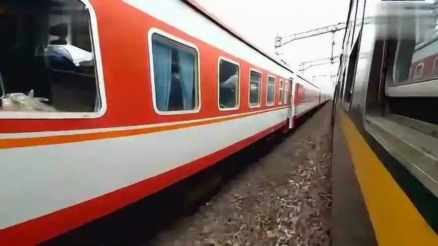 围观实拍绿皮车与红皮车同向行驶谁会跑的更快呢