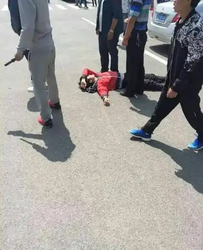 云南麒麟职教集团学生群殴事件现场图曝光 场面似古惑仔