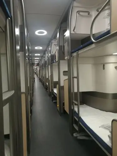 夸夸高铁新飞跃,蓝图添彩虹,八纵八横贯四方.