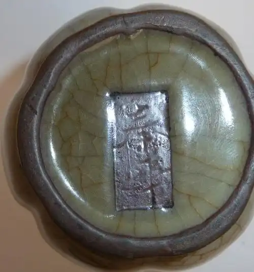 176,宋代官窑珍品奉华款阴阳面葵口瓶附微观照片