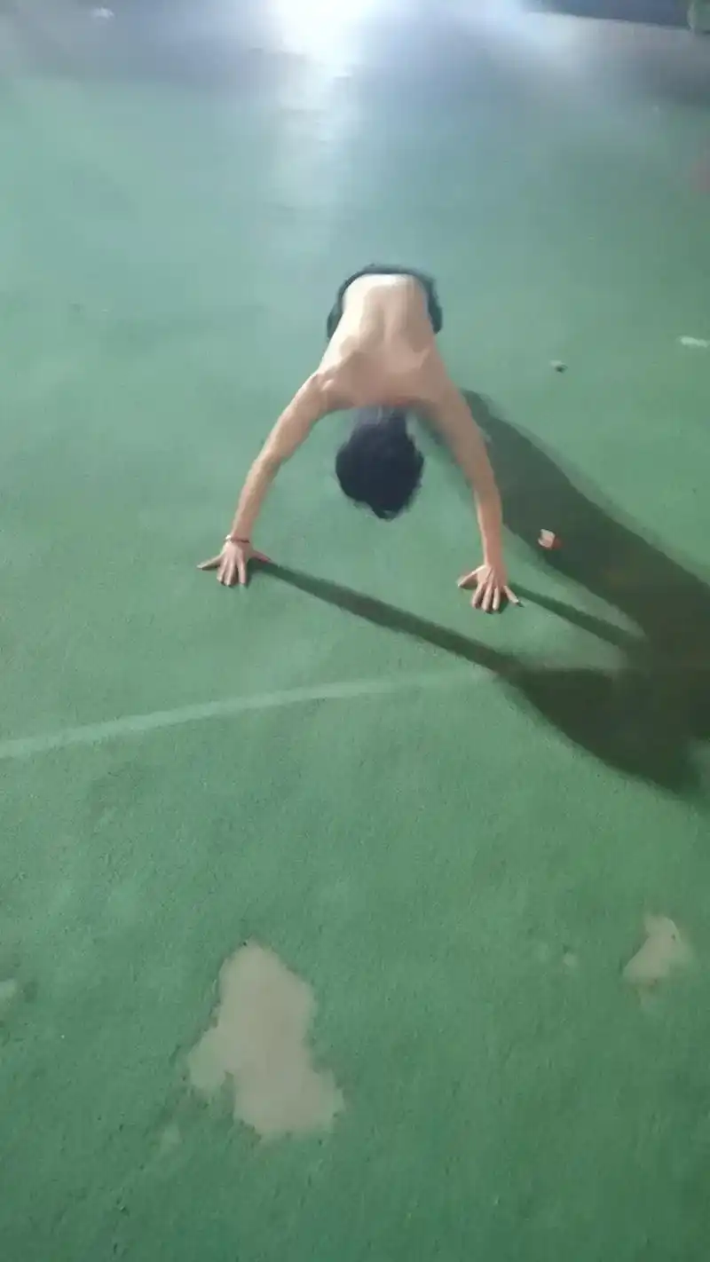 腹肌男孩.昨天晚上给库里加班练习上篮,想不到他这么瘦竟然有6