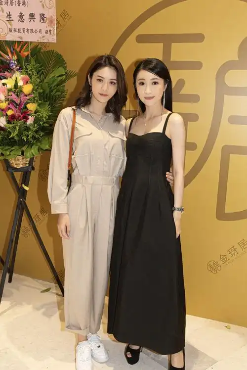 67林峯女友张馨月近照公开穿黑裙展露性感身材无名指戒指更抢镜